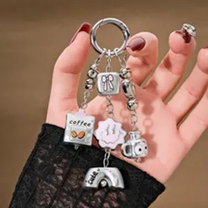 Metall Schlüsselanhänger mit süßen Kaffee Beeren Anhängern stilvoller Taschenschmuck für Damen