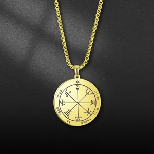 Primer plano del colgante sello de Salomón de acero dorado con símbolos mágicos grabados.