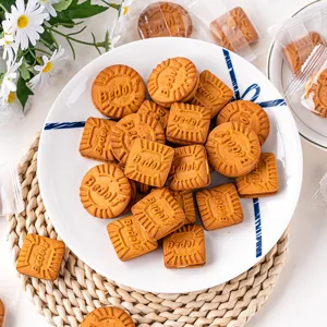 Deliziosi biscotti sandwich tondi e quadrati ideali per decorare torte e dolci deliziosi.