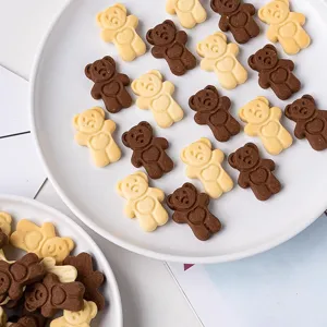 Deliziosi biscotti orsetto con cuore per decorare torta di San Valentino e dolci da forno.