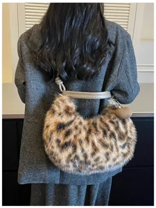 Détail de sac porté épaule léopard duveteux, sac à aisselle en peluche élégant chic.
