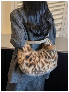 Sac à bandoulière léopard duveteux, sac fourre-tout pelucheux tendance automne hiver.