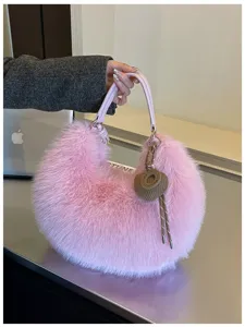 Sac à bandoulière moelleux rose tendance en peluche avec charm cœur pour femmes automne hiver.