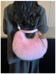 Détail de sac porté épaule hobo duveteux rose, sac croissant en peluche douce pour l'hiver.