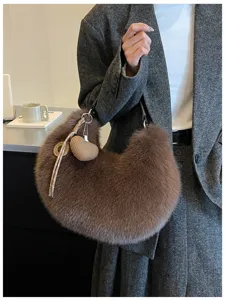 Sac à épaule en fausse fourrure marron pour femme, sac hobo pelucheux tendance pour automne hiver.