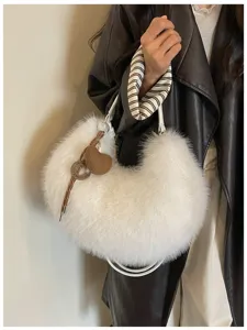 Sac a main epaule sous les bras en peluche blanche, sac croissant duveteux avec charme.