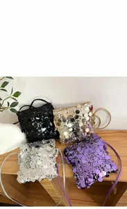 Details der modischen Pailletten Mini Umhängetasche für Damen, trendige glänzende Tasche.