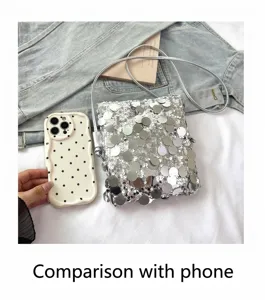 Detailansicht einer glitzernden silbernen Pailletten-Minikompakt-Umhängetasche.
