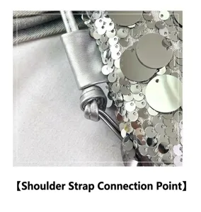 Silberne Pailletten Mini Schultertasche Detail, elegante glitzernde Umhängetasche.