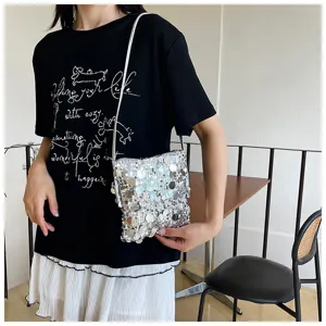 Detailansicht der glitzernden Pailletten Umhängetasche, Mini Kette Schultertasche für Damen.