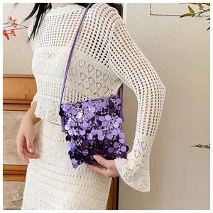 Detailansicht der violetten Pailletten-Minitasche am Model, schick und glänzend für Partys.