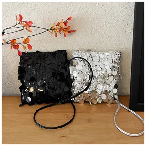 Details der kleinen Pailletten Umhängetasche für Damen mit glitzerndem und modischem Design.
