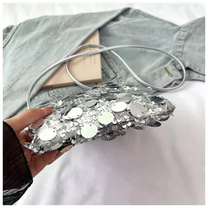 Silberne Pailletten Mini Umhängetasche Detail, modische glitzernde Handtasche für Damen.