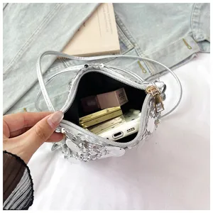 Silberne Pailletten Umhängetasche für Damen, schöne Mini Handtasche mit langer Kette.