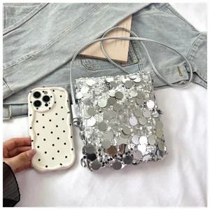 Silberne Pailletten Mini Umhängetasche für Damen, stylische Handy Schultertasche mit Kette.