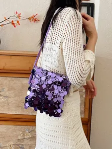 Borsa a tracolla alla moda in paillettes viola, mini borsa chic per donne moderne style.