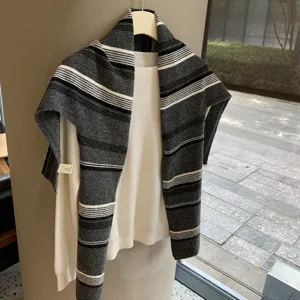 Koreanischer gestreifter Strickschal mit Pullover, Vintage minimalistisches Herbst Winter Outfit.