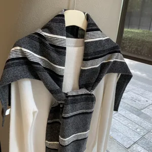 Koreanischer stil gestreifter strick schal detail, elegante winter layering mode zubehoer.