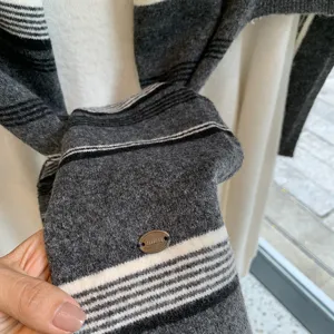 Grauer gestreifter Strick-Schal Schal mit Metall-Markenetikett, kuscheliges Winter-Accessory.