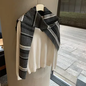 Koreanischer gestreifter Strickschal und weißer Pullover, schicke Herbst Winter Mode.