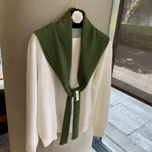 Knit knotted small shawl layered with white sweater, stylish autumn detachable collar scarf.