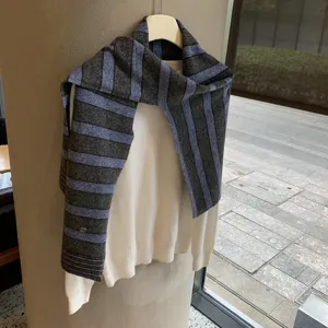 Koreanischer gestreifter Strickschal fuer Damen, retro vielseitiges Accessoire Detail.