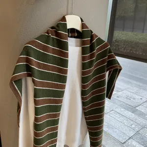 Detailansicht des koreanischen gestreiften Strickschals, Retro grün brauner Lagenlook Top.