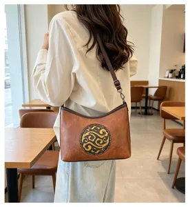 Sac à bandoulière vintage en cuir marron pour femme avec détail de motif relief chinois