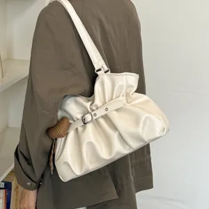 Vue détaillée du sac à port Épaule élégant et froncé, design souple pour le quotidien.
