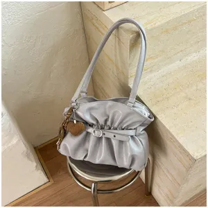 Vue détaillée du sac porté épaule gris plissé élégant avec charm de cœur tissé mignon.