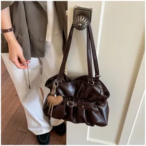 Vue détaillée du sac cabas épaule marron vintage plissé avec boucle de ceinture et charm cœur.