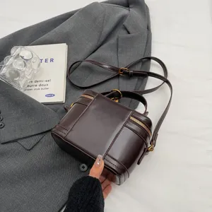 Chic sac a main marron fonce style boite pour femme avec bandouliere pour le travail.