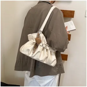 Sac porté épaule froncé blanc crème avec charm cœur tricoté, élégant sac fourre-tout chic.