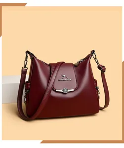 Vista dettagliata della borsa a spalla in pelle rosso vino, con scomparti multipli e chiusura.