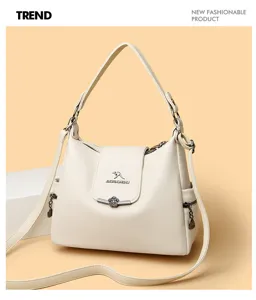 Elegante borsa a tracolla bianca da donna con patta e comoda cinghia per uso quotidiano.