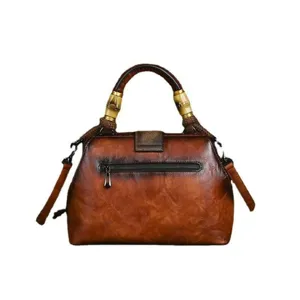 Sac à main en cuir marron vintage avec poignée en bambou, sac bandoulière rétro chic.