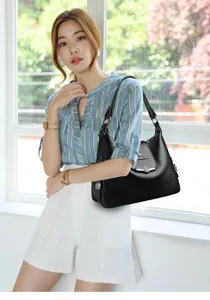 Elegante borsa a tracolla da donna in pelle nera con logo in metallo e ampi scomparti interni.