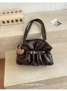 Sac porté épaule plissé marron foncé vintage avec boucle de ceinture et joli charm cœur.