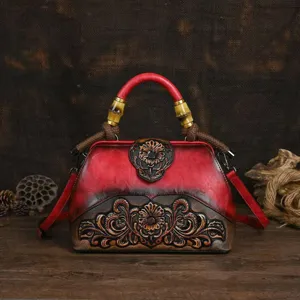Sac à main rétro en cuir sculpté style ethnique, détail de motif floral gaufré et poignée en bambou.