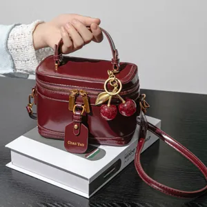 Sac à Main Boîte Rétro en Cuir PU pour Femmes Grande Capacité Navettage Sac Bandoulière Avec Charme Cerise Vintage Élégant Sacoche Carrée