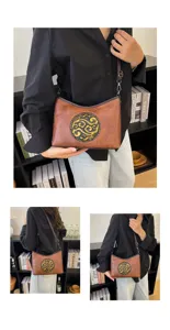 Vue détaillée du sac porté épaule en cuir véritable vintage avec un chic emblème sculpté rond.