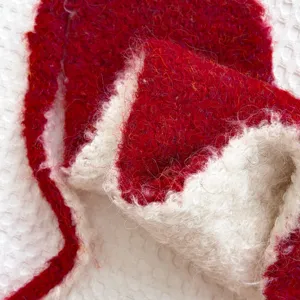 Gemütlicher zweifarbiger Wollmischungs-Schal und Ohrenwärmer im Detail, weiche Textur.