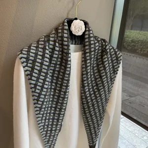 Vintage checkered knitted triangle scarf shawl for autumn winter fashion fake collar wrap.