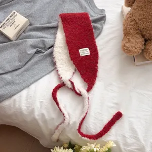 Gemütlicher, flauschiger rot-weisser Schal-Ohrenwärmer im Detail, weiche Wolle, Winter-Look.