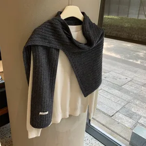Bufanda chal de punto de lana gris oscuro en capas con suéter blanco, accesorio cálido y elegante.
