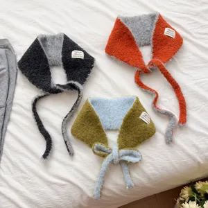 Detailaufnahme des koreanischen zweifarbigen Wollkragenschals mit Bändern und weichem Pelz.