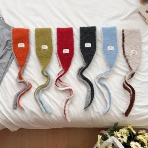 Details zu flauschigen Strick-Ohrenklappenschals mit zweifarbigen Riemen in verschiedenen Farben.