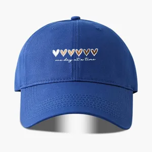 Klassische blaue Baseballkappe mit mehrfarbigen Herzen und inspirierendem Spruch.