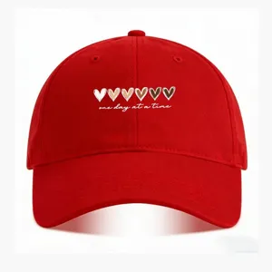 Rote Baseballkappe mit Herzmuster und inspirierendem Spruch, Freizeithut für Damen und Herren.