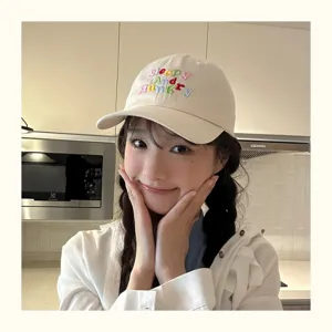 Japanischer süßer Baseballcap mit bunten bestickten Buchstaben für Sonnenschutz im Sommer.